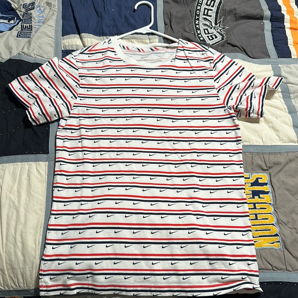 Men’s Nike short tee.